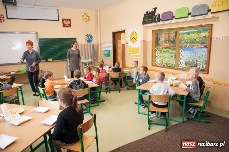 Zdjęcie w galerii na portalu naszraciborz.pl: Pierwsze szkolne zajęcia przedszkolaków. SP 18 otwarła drzwi dla najmłodszych wiadomości z regionu