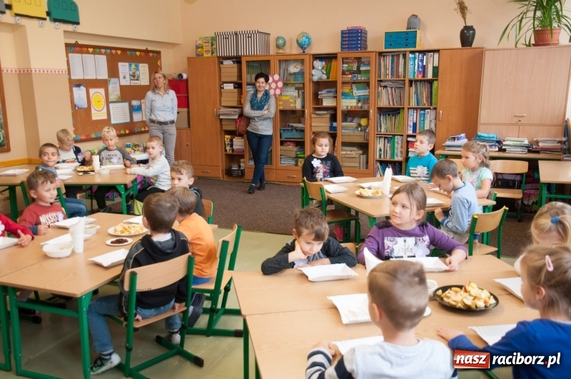 Zdjęcie w galerii na portalu naszraciborz.pl: Pierwsze szkolne zajęcia przedszkolaków. SP 18 otwarła drzwi dla najmłodszych wiadomości z regionu