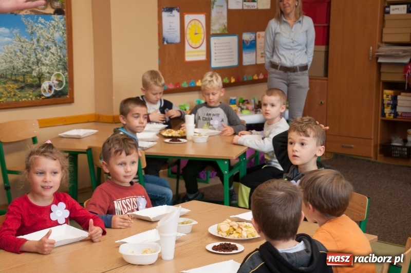 Zdjęcie w galerii na portalu naszraciborz.pl: Pierwsze szkolne zajęcia przedszkolaków. SP 18 otwarła drzwi dla najmłodszych wiadomości z regionu