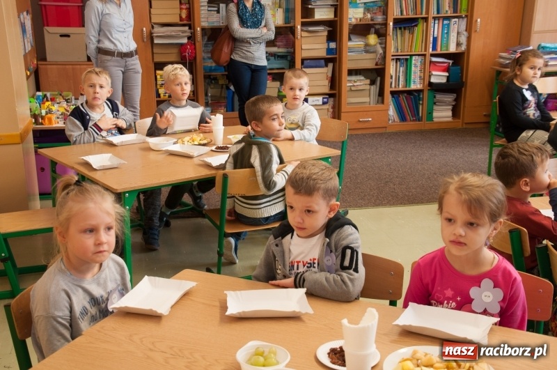 Zdjęcie w galerii na portalu naszraciborz.pl: Pierwsze szkolne zajęcia przedszkolaków. SP 18 otwarła drzwi dla najmłodszych wiadomości z regionu