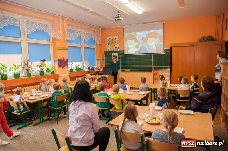 Zdjęcie w galerii na portalu naszraciborz.pl: Pierwsze szkolne zajęcia przedszkolaków. SP 18 otwarła drzwi dla najmłodszych wiadomości z regionu