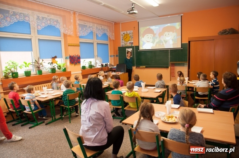 Zdjęcie w galerii na portalu naszraciborz.pl: Pierwsze szkolne zajęcia przedszkolaków. SP 18 otwarła drzwi dla najmłodszych wiadomości z regionu
