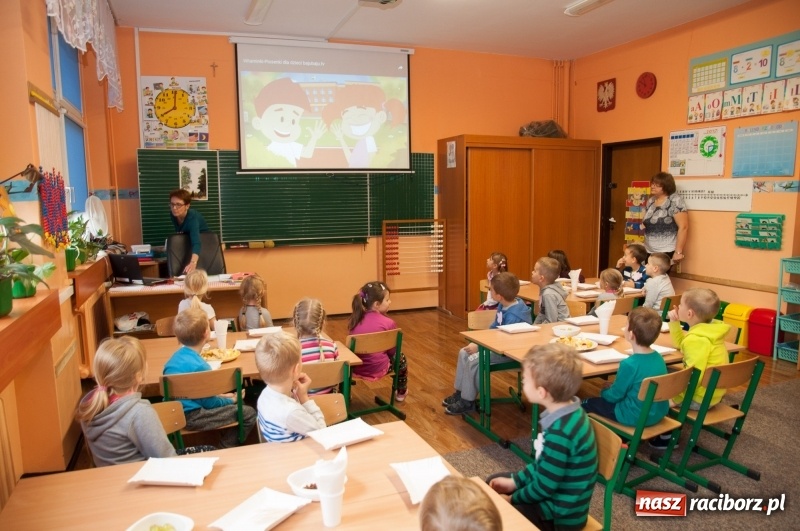 Zdjęcie w galerii na portalu naszraciborz.pl: Pierwsze szkolne zajęcia przedszkolaków. SP 18 otwarła drzwi dla najmłodszych wiadomości z regionu