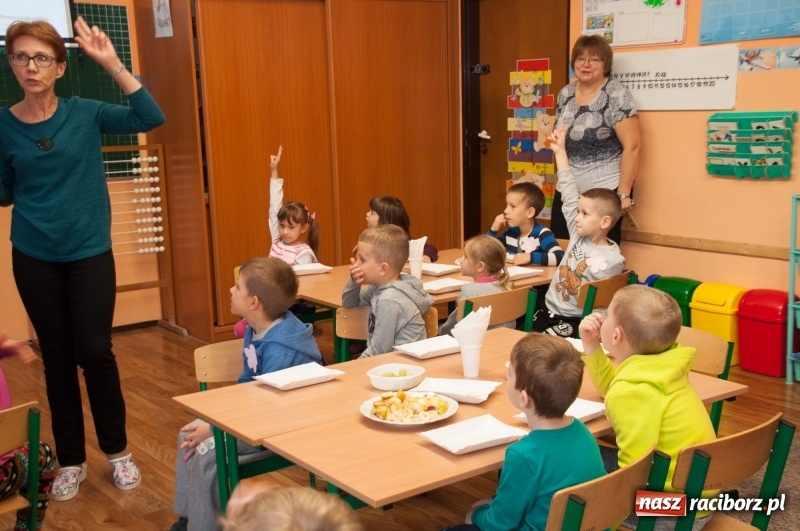 Zdjęcie w galerii na portalu naszraciborz.pl: Pierwsze szkolne zajęcia przedszkolaków. SP 18 otwarła drzwi dla najmłodszych wiadomości z regionu