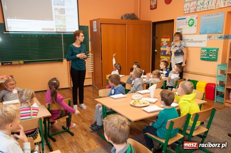 Zdjęcie w galerii na portalu naszraciborz.pl: Pierwsze szkolne zajęcia przedszkolaków. SP 18 otwarła drzwi dla najmłodszych wiadomości z regionu