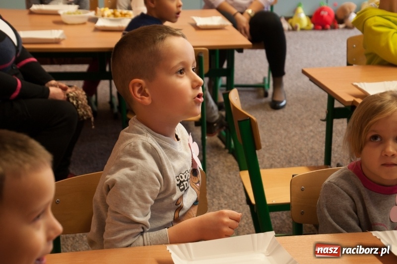Zdjęcie w galerii na portalu naszraciborz.pl: Pierwsze szkolne zajęcia przedszkolaków. SP 18 otwarła drzwi dla najmłodszych wiadomości z regionu
