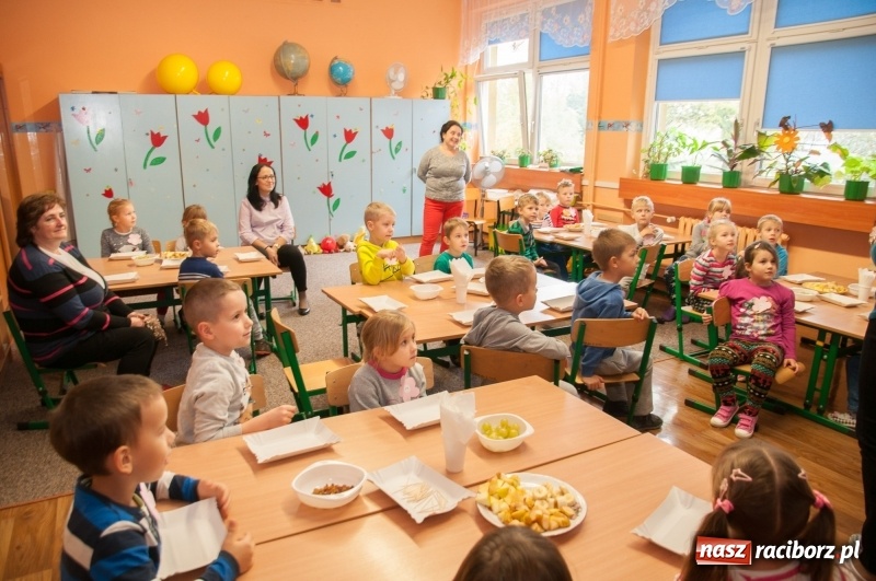 Zdjęcie w galerii na portalu naszraciborz.pl: Pierwsze szkolne zajęcia przedszkolaków. SP 18 otwarła drzwi dla najmłodszych wiadomości z regionu