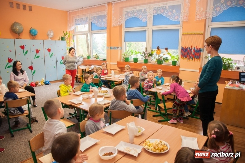 Zdjęcie w galerii na portalu naszraciborz.pl: Pierwsze szkolne zajęcia przedszkolaków. SP 18 otwarła drzwi dla najmłodszych wiadomości z regionu