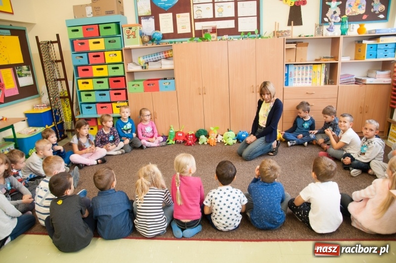 Zdjęcie w galerii na portalu naszraciborz.pl: Pierwsze szkolne zajęcia przedszkolaków. SP 18 otwarła drzwi dla najmłodszych wiadomości z regionu