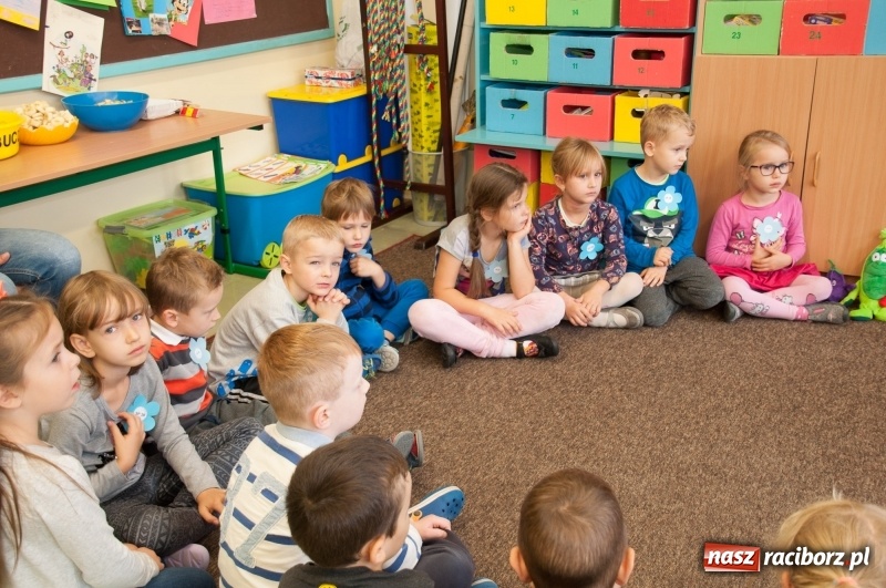 Zdjęcie w galerii na portalu naszraciborz.pl: Pierwsze szkolne zajęcia przedszkolaków. SP 18 otwarła drzwi dla najmłodszych wiadomości z regionu