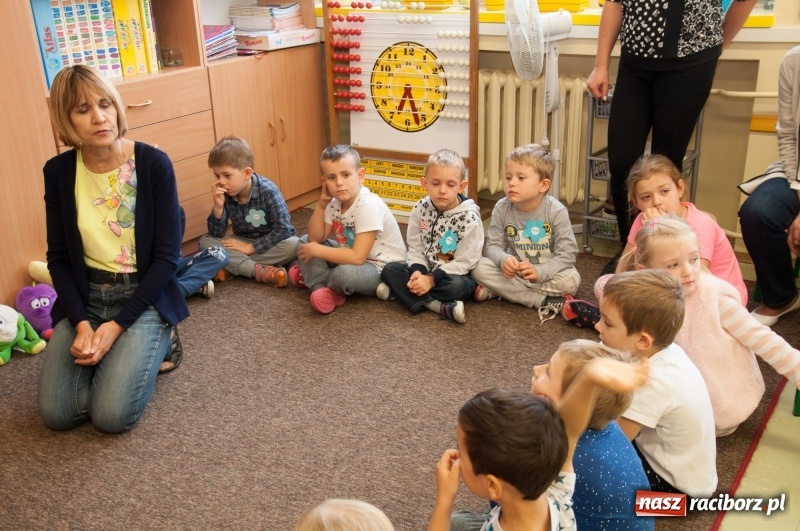 Zdjęcie w galerii na portalu naszraciborz.pl: Pierwsze szkolne zajęcia przedszkolaków. SP 18 otwarła drzwi dla najmłodszych wiadomości z regionu