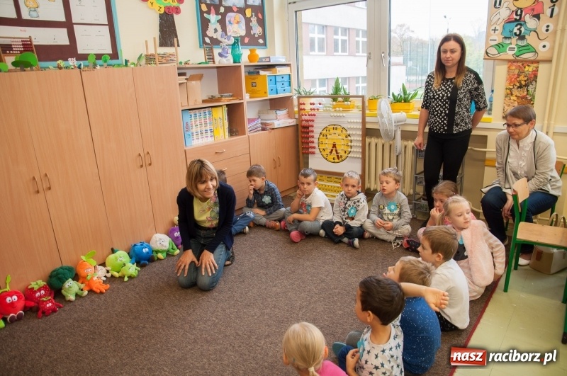 Zdjęcie w galerii na portalu naszraciborz.pl: Pierwsze szkolne zajęcia przedszkolaków. SP 18 otwarła drzwi dla najmłodszych wiadomości z regionu