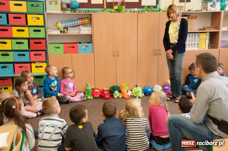 Zdjęcie w galerii na portalu naszraciborz.pl: Pierwsze szkolne zajęcia przedszkolaków. SP 18 otwarła drzwi dla najmłodszych wiadomości z regionu