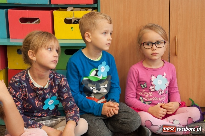 Zdjęcie w galerii na portalu naszraciborz.pl: Pierwsze szkolne zajęcia przedszkolaków. SP 18 otwarła drzwi dla najmłodszych wiadomości z regionu
