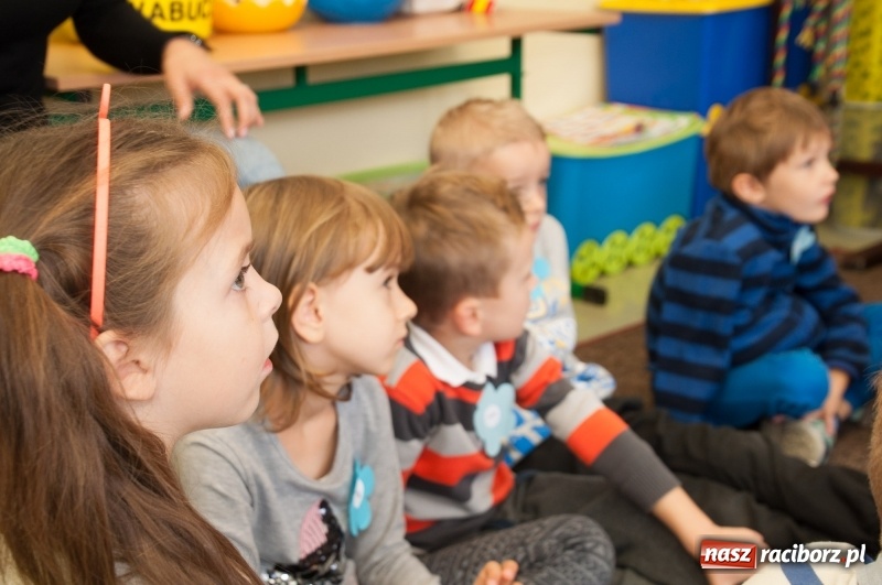 Zdjęcie w galerii na portalu naszraciborz.pl: Pierwsze szkolne zajęcia przedszkolaków. SP 18 otwarła drzwi dla najmłodszych wiadomości z regionu