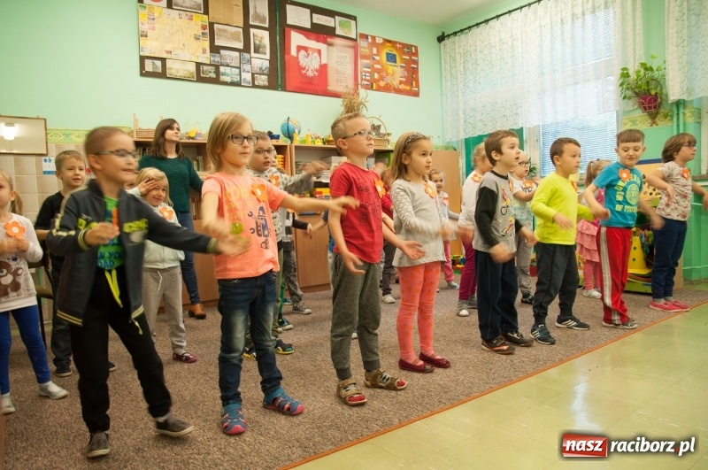 Zdjęcie w galerii na portalu naszraciborz.pl: Pierwsze szkolne zajęcia przedszkolaków. SP 18 otwarła drzwi dla najmłodszych wiadomości z regionu