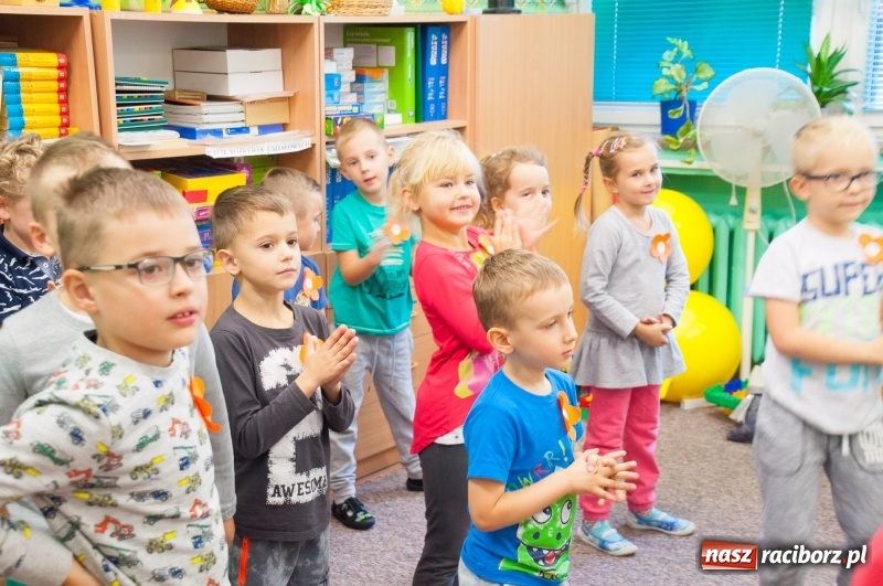 Zdjęcie w galerii na portalu naszraciborz.pl: Pierwsze szkolne zajęcia przedszkolaków. SP 18 otwarła drzwi dla najmłodszych wiadomości z regionu