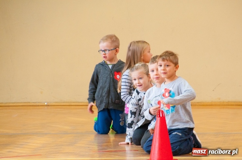 Zdjęcie w galerii na portalu naszraciborz.pl: Pierwsze szkolne zajęcia przedszkolaków. SP 18 otwarła drzwi dla najmłodszych wiadomości z regionu
