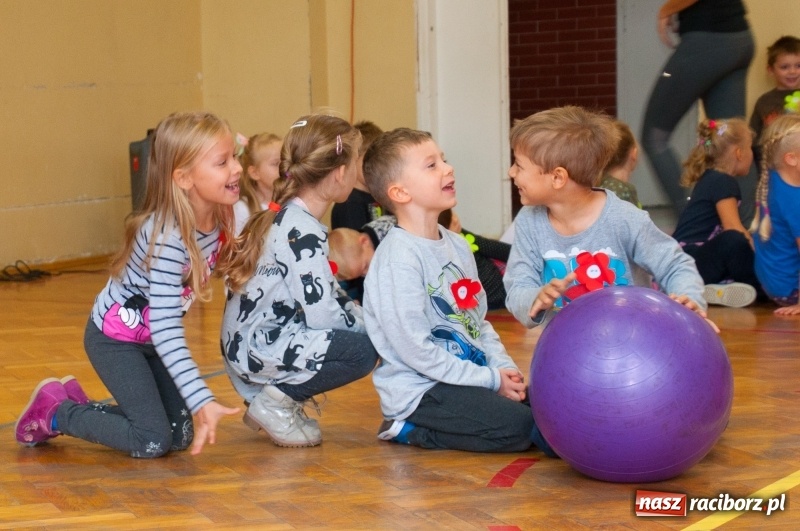 Zdjęcie w galerii na portalu naszraciborz.pl: Pierwsze szkolne zajęcia przedszkolaków. SP 18 otwarła drzwi dla najmłodszych wiadomości z regionu