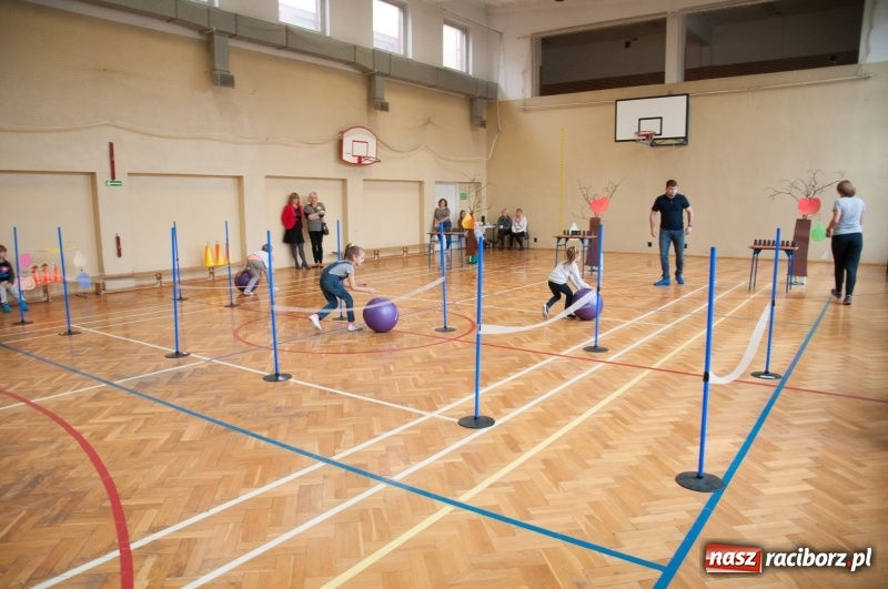 Zdjęcie w galerii na portalu naszraciborz.pl: Pierwsze szkolne zajęcia przedszkolaków. SP 18 otwarła drzwi dla najmłodszych wiadomości z regionu