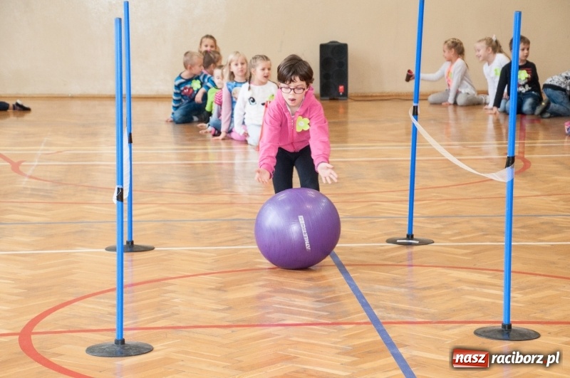 Zdjęcie w galerii na portalu naszraciborz.pl: Pierwsze szkolne zajęcia przedszkolaków. SP 18 otwarła drzwi dla najmłodszych wiadomości z regionu