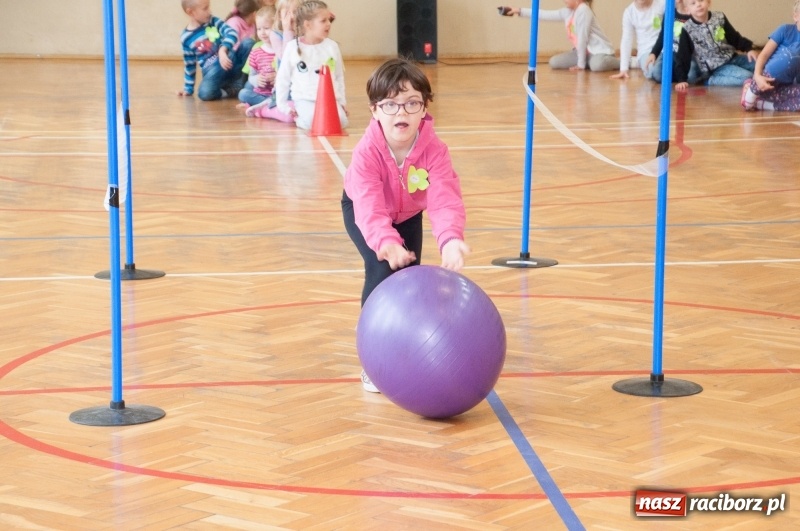 Zdjęcie w galerii na portalu naszraciborz.pl: Pierwsze szkolne zajęcia przedszkolaków. SP 18 otwarła drzwi dla najmłodszych wiadomości z regionu