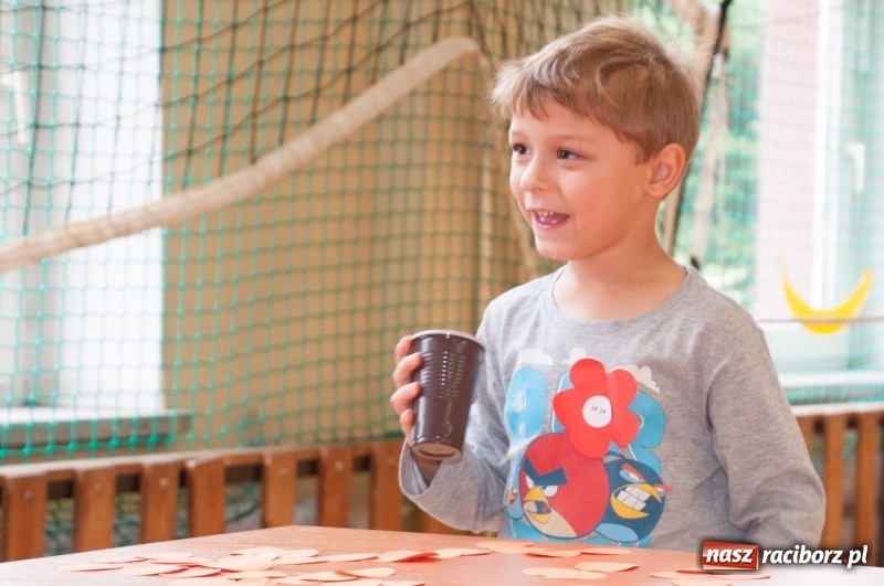 Zdjęcie w galerii na portalu naszraciborz.pl: Pierwsze szkolne zajęcia przedszkolaków. SP 18 otwarła drzwi dla najmłodszych wiadomości z regionu