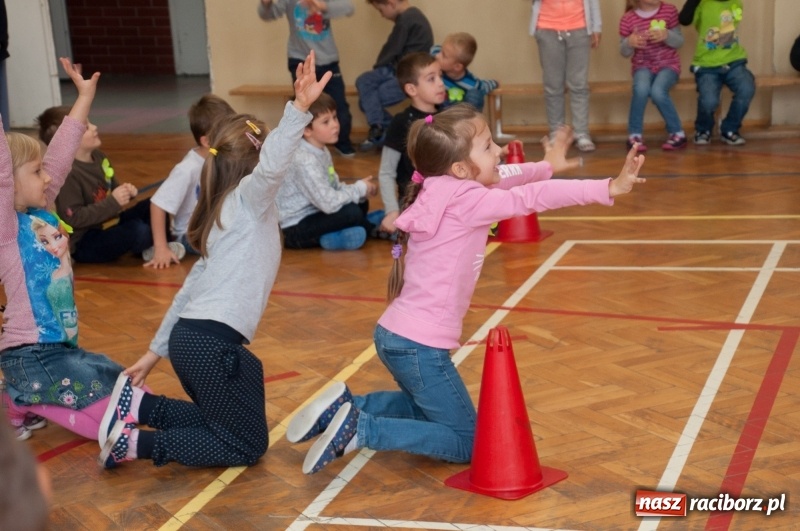 Zdjęcie w galerii na portalu naszraciborz.pl: Pierwsze szkolne zajęcia przedszkolaków. SP 18 otwarła drzwi dla najmłodszych wiadomości z regionu