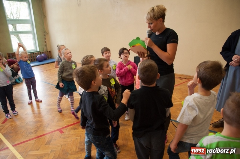 Zdjęcie w galerii na portalu naszraciborz.pl: Pierwsze szkolne zajęcia przedszkolaków. SP 18 otwarła drzwi dla najmłodszych wiadomości z regionu