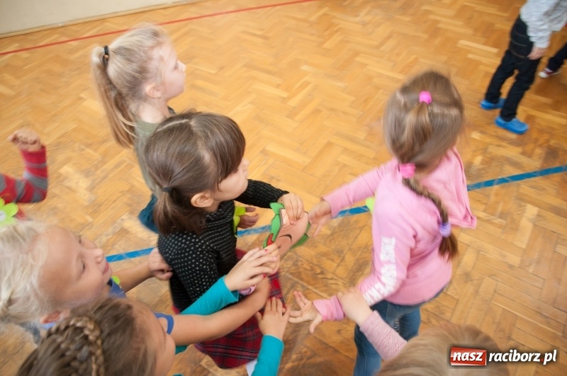 Zdjęcie w galerii na portalu naszraciborz.pl: Pierwsze szkolne zajęcia przedszkolaków. SP 18 otwarła drzwi dla najmłodszych wiadomości z regionu