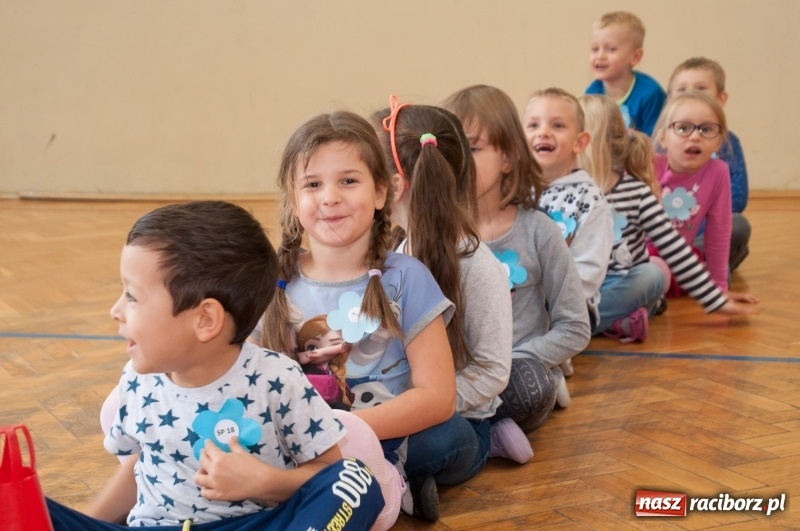 Zdjęcie w galerii na portalu naszraciborz.pl: Pierwsze szkolne zajęcia przedszkolaków. SP 18 otwarła drzwi dla najmłodszych wiadomości z regionu