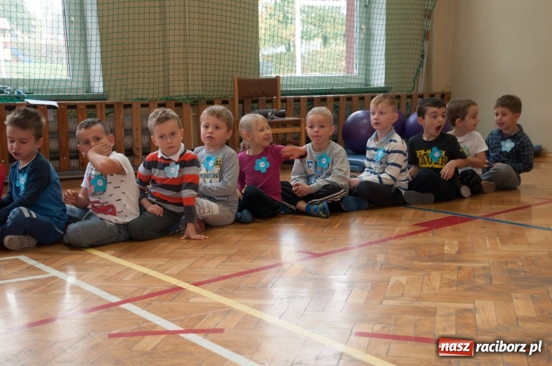 Zdjęcie w galerii na portalu naszraciborz.pl: Pierwsze szkolne zajęcia przedszkolaków. SP 18 otwarła drzwi dla najmłodszych wiadomości z regionu