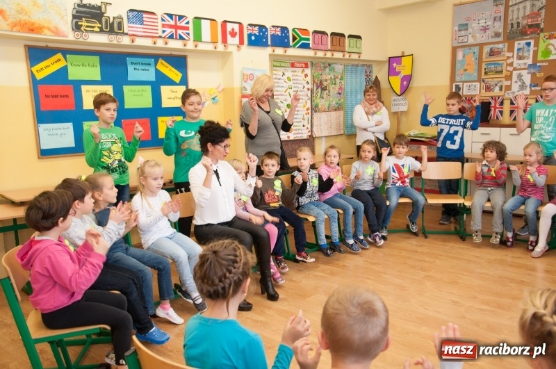Zdjęcie w galerii na portalu naszraciborz.pl: Pierwsze szkolne zajęcia przedszkolaków. SP 18 otwarła drzwi dla najmłodszych wiadomości z regionu