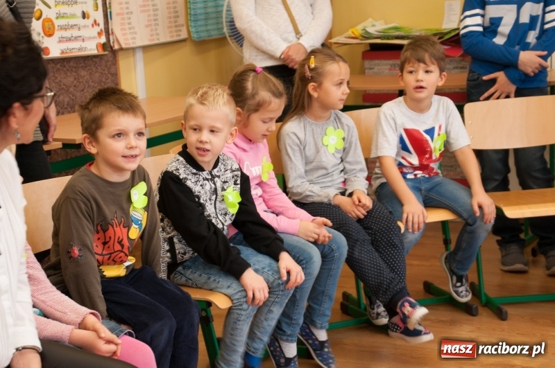 Zdjęcie w galerii na portalu naszraciborz.pl: Pierwsze szkolne zajęcia przedszkolaków. SP 18 otwarła drzwi dla najmłodszych wiadomości z regionu