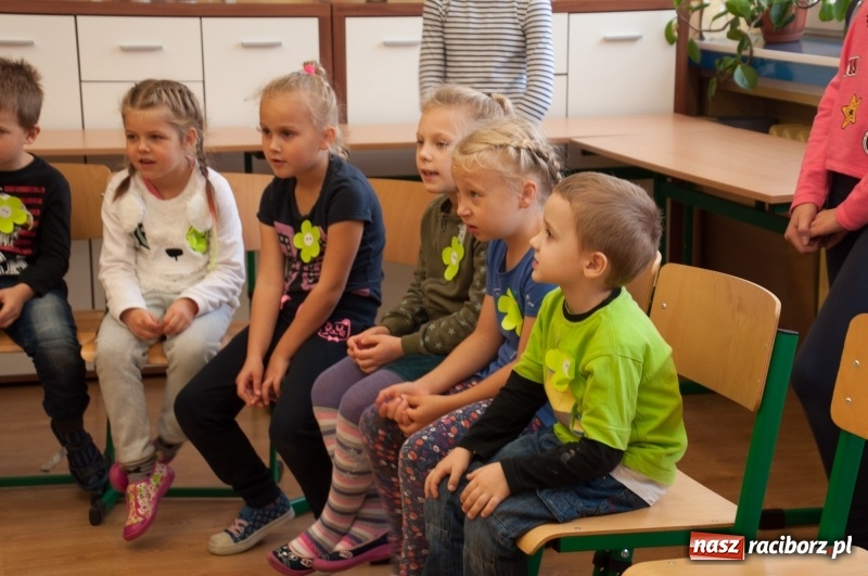 Zdjęcie w galerii na portalu naszraciborz.pl: Pierwsze szkolne zajęcia przedszkolaków. SP 18 otwarła drzwi dla najmłodszych wiadomości z regionu