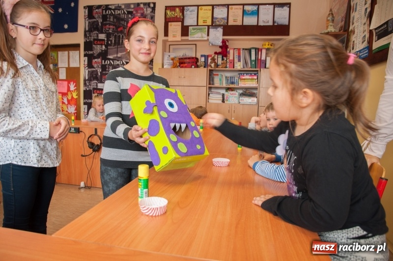 Zdjęcie w galerii na portalu naszraciborz.pl: Pierwsze szkolne zajęcia przedszkolaków. SP 18 otwarła drzwi dla najmłodszych wiadomości z regionu