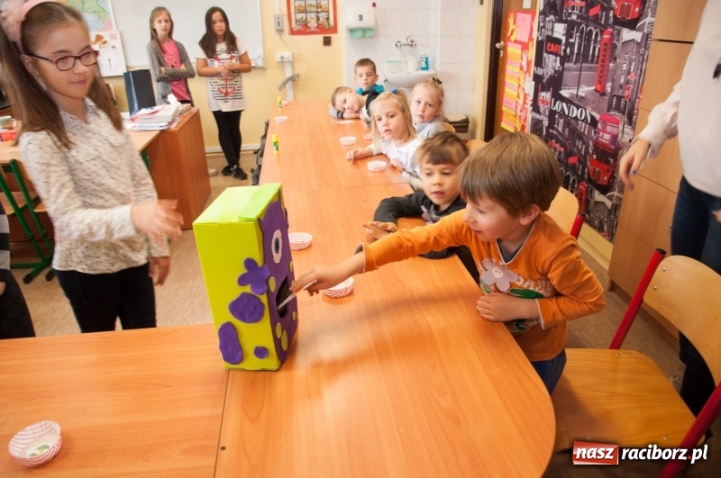 Zdjęcie w galerii na portalu naszraciborz.pl: Pierwsze szkolne zajęcia przedszkolaków. SP 18 otwarła drzwi dla najmłodszych wiadomości z regionu