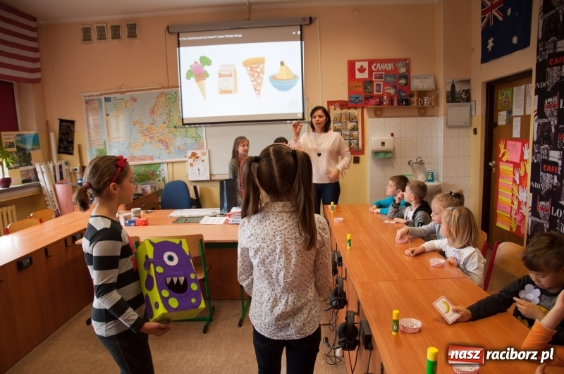Zdjęcie w galerii na portalu naszraciborz.pl: Pierwsze szkolne zajęcia przedszkolaków. SP 18 otwarła drzwi dla najmłodszych wiadomości z regionu