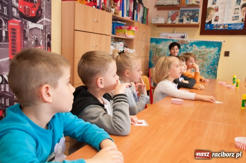 Zdjęcie w galerii na portalu naszraciborz.pl: Pierwsze szkolne zajęcia przedszkolaków. SP 18 otwarła drzwi dla najmłodszych wiadomości z regionu