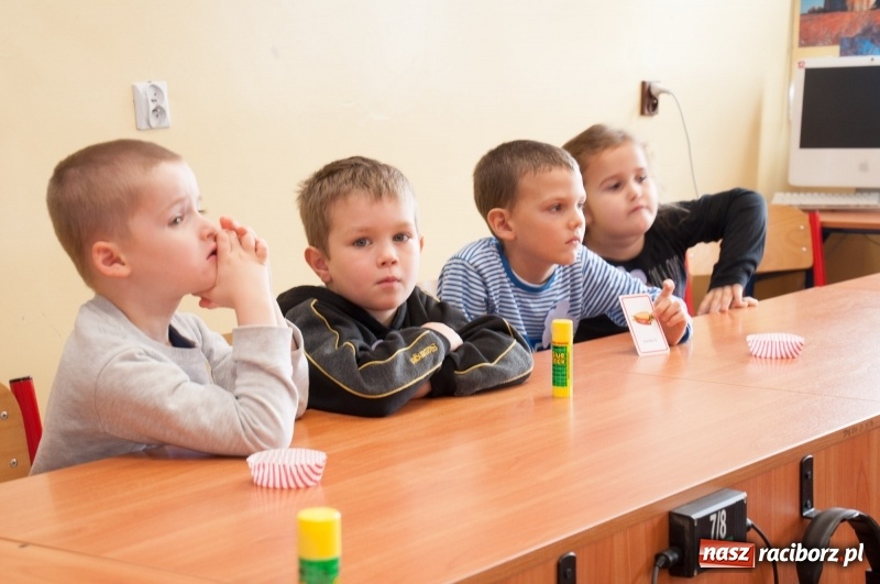 Zdjęcie w galerii na portalu naszraciborz.pl: Pierwsze szkolne zajęcia przedszkolaków. SP 18 otwarła drzwi dla najmłodszych wiadomości z regionu