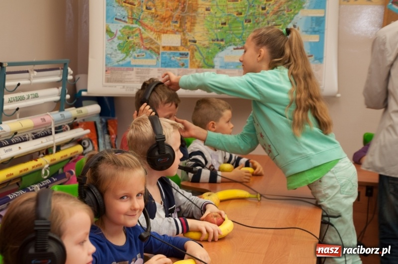 Zdjęcie w galerii na portalu naszraciborz.pl: Pierwsze szkolne zajęcia przedszkolaków. SP 18 otwarła drzwi dla najmłodszych wiadomości z regionu