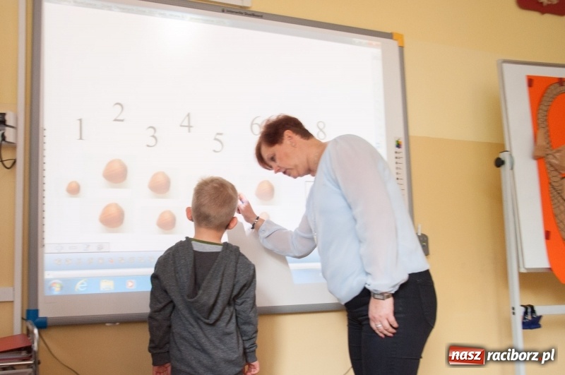 Zdjęcie w galerii na portalu naszraciborz.pl: Pierwsze szkolne zajęcia przedszkolaków. SP 18 otwarła drzwi dla najmłodszych wiadomości z regionu