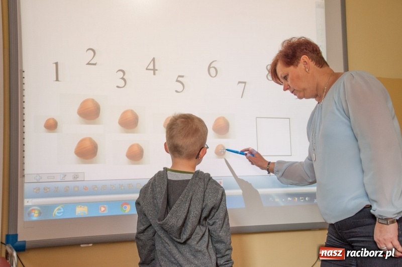 Zdjęcie w galerii na portalu naszraciborz.pl: Pierwsze szkolne zajęcia przedszkolaków. SP 18 otwarła drzwi dla najmłodszych wiadomości z regionu