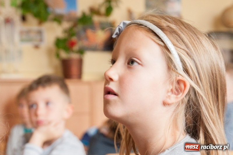 Zdjęcie w galerii na portalu naszraciborz.pl: Pierwsze szkolne zajęcia przedszkolaków. SP 18 otwarła drzwi dla najmłodszych wiadomości z regionu