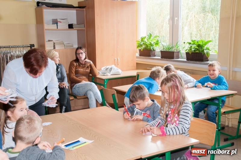 Zdjęcie w galerii na portalu naszraciborz.pl: Pierwsze szkolne zajęcia przedszkolaków. SP 18 otwarła drzwi dla najmłodszych wiadomości z regionu