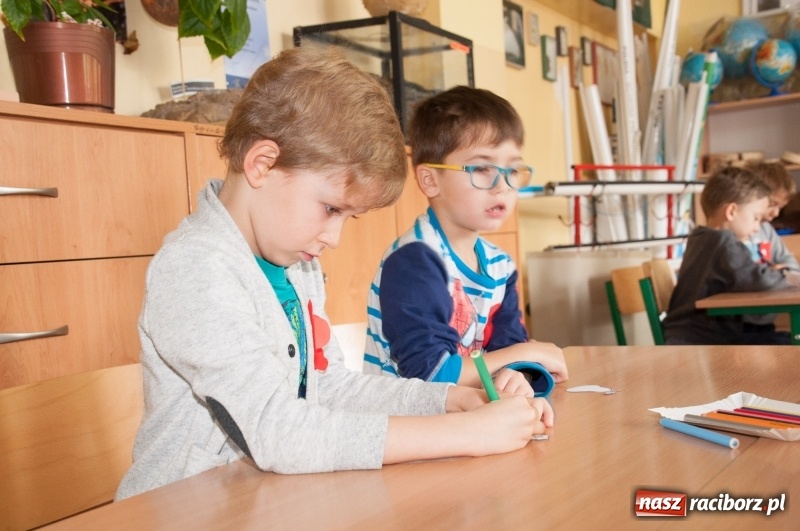 Zdjęcie w galerii na portalu naszraciborz.pl: Pierwsze szkolne zajęcia przedszkolaków. SP 18 otwarła drzwi dla najmłodszych wiadomości z regionu