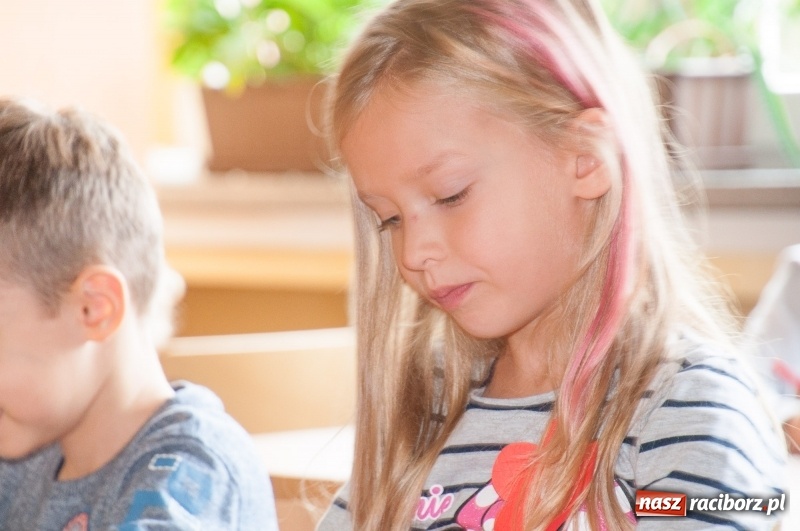 Zdjęcie w galerii na portalu naszraciborz.pl: Pierwsze szkolne zajęcia przedszkolaków. SP 18 otwarła drzwi dla najmłodszych wiadomości z regionu