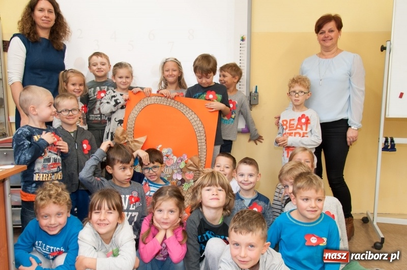 Zdjęcie w galerii na portalu naszraciborz.pl: Pierwsze szkolne zajęcia przedszkolaków. SP 18 otwarła drzwi dla najmłodszych wiadomości z regionu