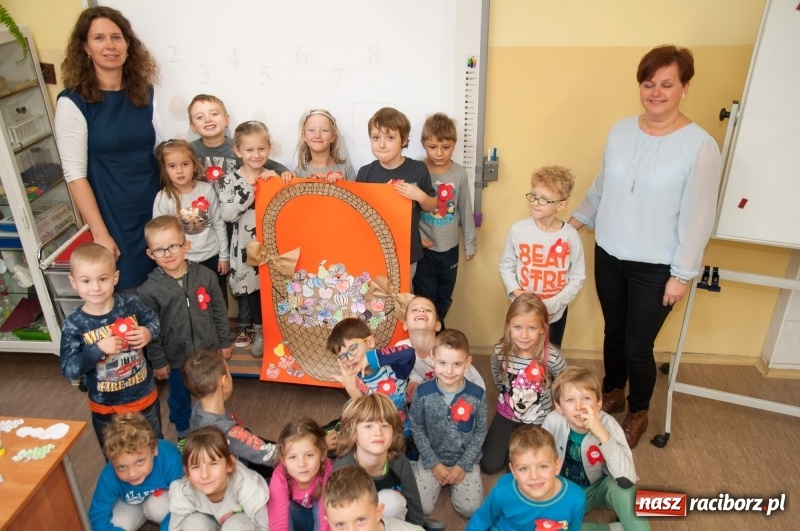 Zdjęcie w galerii na portalu naszraciborz.pl: Pierwsze szkolne zajęcia przedszkolaków. SP 18 otwarła drzwi dla najmłodszych wiadomości z regionu