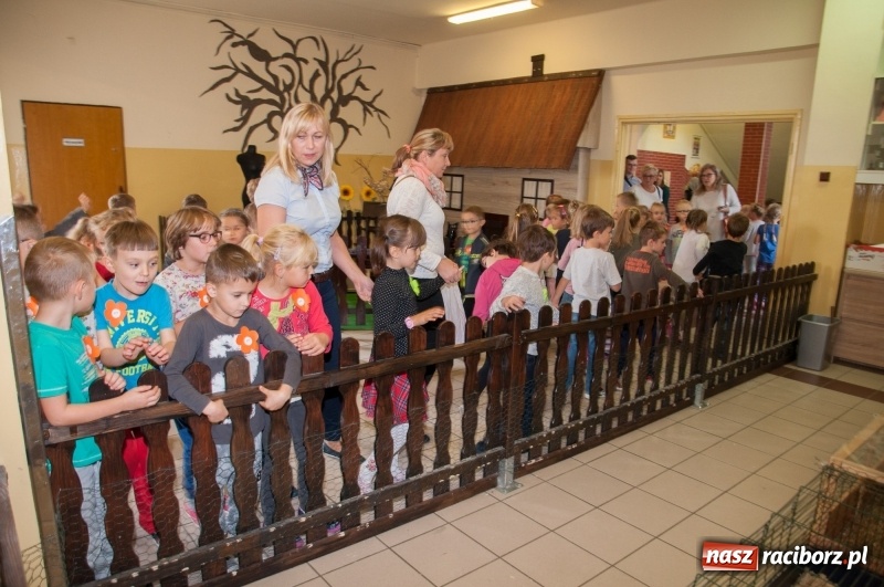 Zdjęcie w galerii na portalu naszraciborz.pl: Pierwsze szkolne zajęcia przedszkolaków. SP 18 otwarła drzwi dla najmłodszych wiadomości z regionu